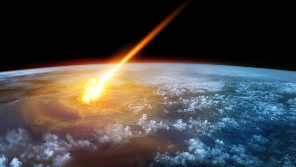 Ein Meteor brennt in einem Feuerball, wenn er in die Erdatmosphäre gelangt.