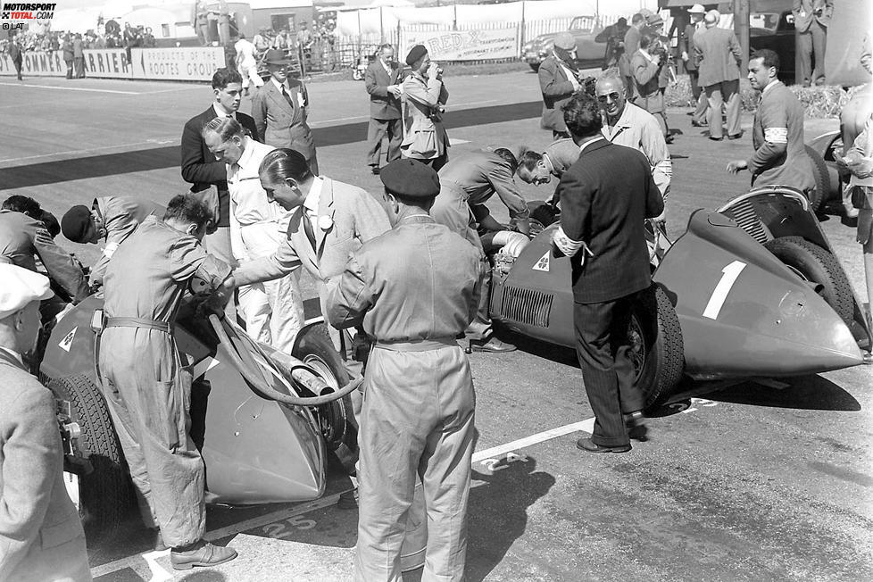 Das erste Signal für die Formel 1: Die begehrte Nummer 1 trägt Juan Manuel Fangio im ersten Rennen in der Geschichte der Weltmeisterschaft in Silverstone im Auto.  Er fährt im Alfa Romeo 158, dem erfolgreichsten Auto in der ersten Saison der Formel 1.