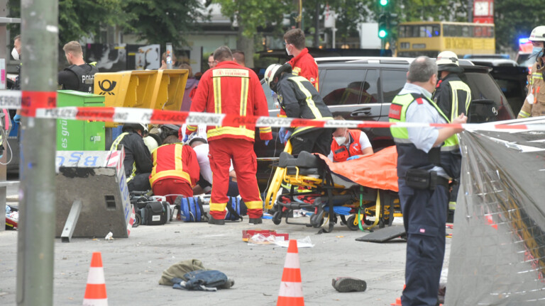 Rettungskräfte betreuen Verletzte am Hardenbergplatz (Foto: Spreepicture)