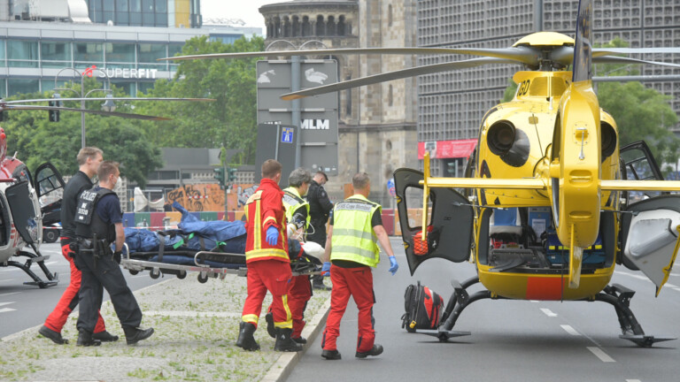 Eine verletzte Person wurde zum Rettungshubschrauber geschickt (Foto: Spreepicture)