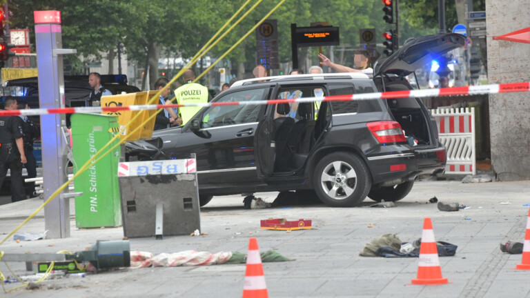 Photo of Mann fährt SUV an der Zoo Station zu einer Gruppe von sieben Personen – verletzt!  – BZ Berlin