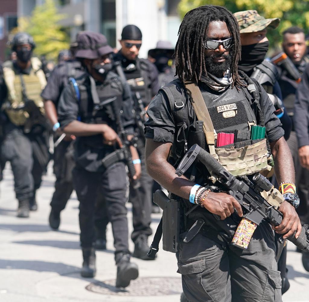 Mitglieder und Unterstützer einer ganzen Milizgruppe namens NFAC veranstalten eine bewaffnete Kundgebung in Louisville