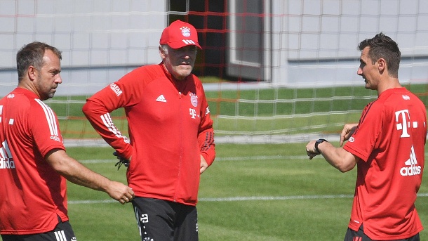 Miroslav Klose (rechts) im Austausch gegen Trainer Hansi Flick (links) und Hermann Gerland (Mitte).  (Quelle: imago images / Sven Simon)