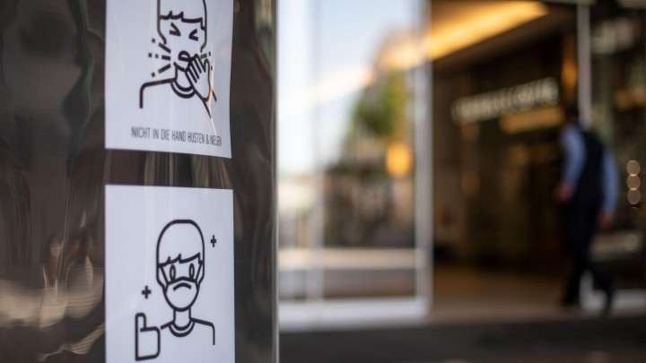 Schilder an einer Einkaufspassage in Düsseldorf weisen auf Verhaltensregeln während der Corona-Krise hin (dpa-Bildfunk / Marius Becker)