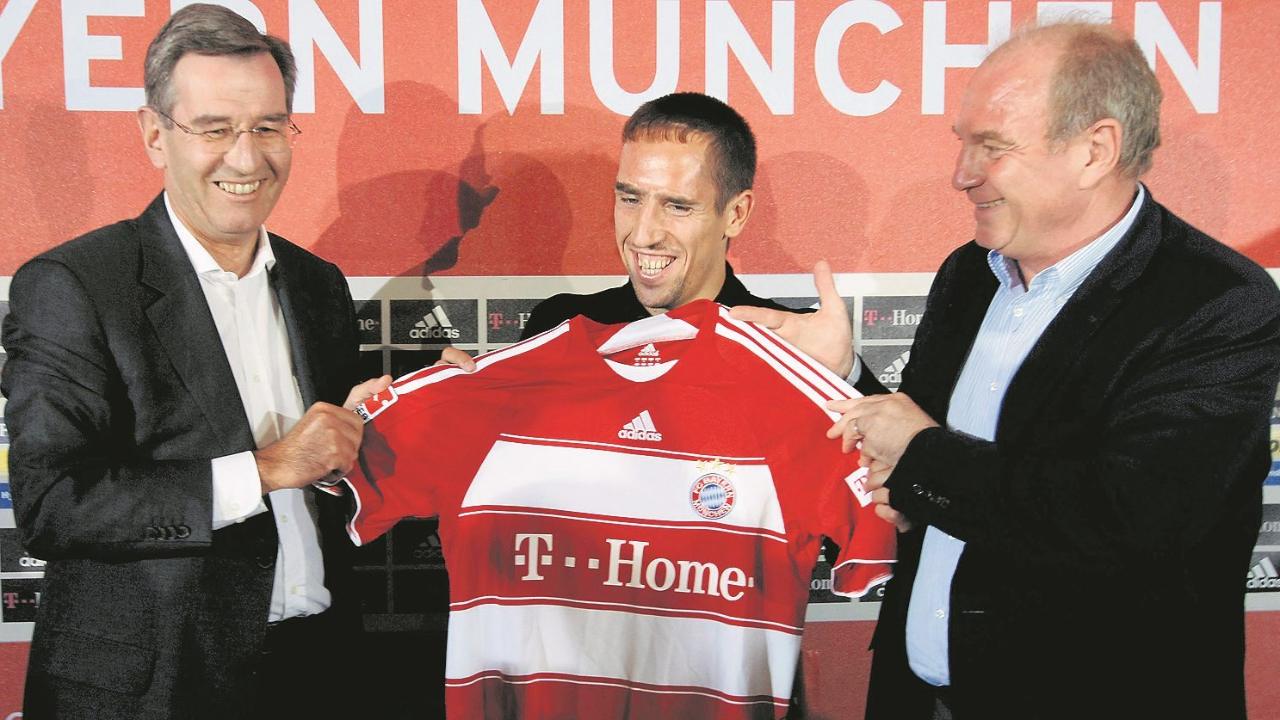 Karl Hopfner (l.) und Uli Hoeneß (r.) bei der offiziellen Vorstellung von Neuzugang Franck Ribéry (M.) am 7. Juni 2007