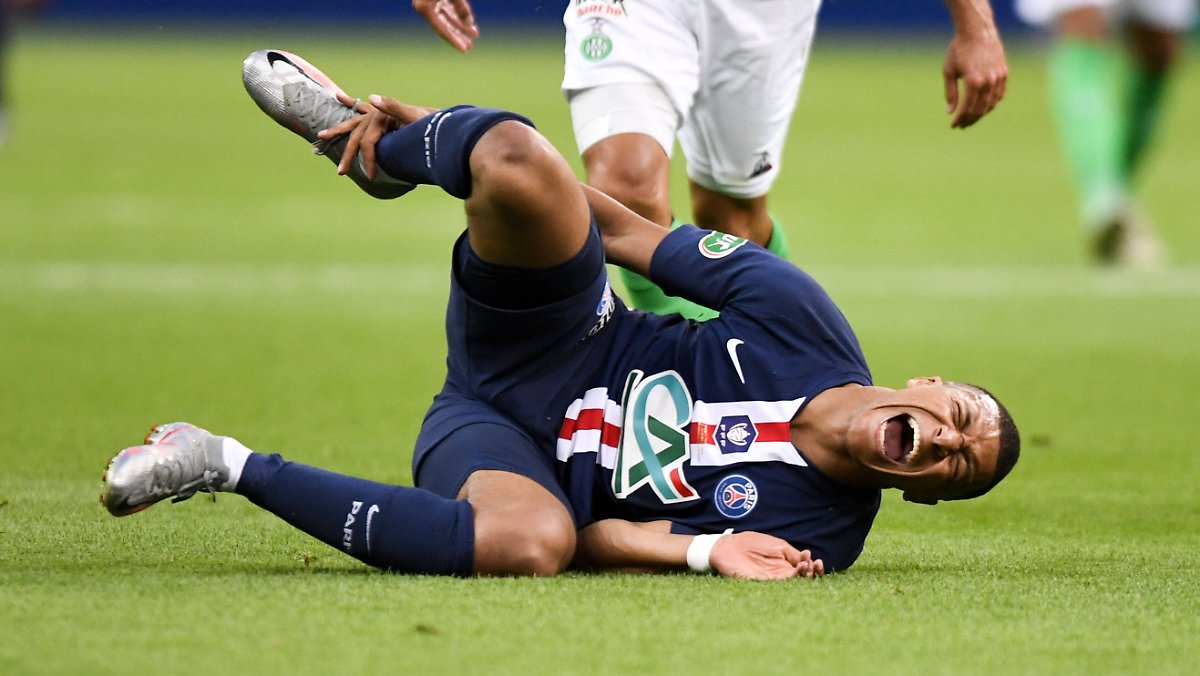 Photo of Der Sieg im Finale wurde teuer bezahlt: Brutales Foul verdirbt die Zufriedenheit von Tuchels PSG-Pokal