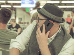 Der Mann telefoniert am Flughafen mit seinem Handy