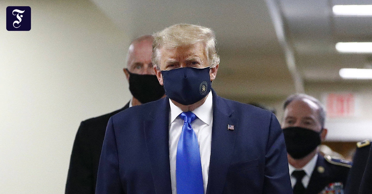 Photo of Trump trägt eine Maske, wenn er ein Militärkrankenhaus besucht