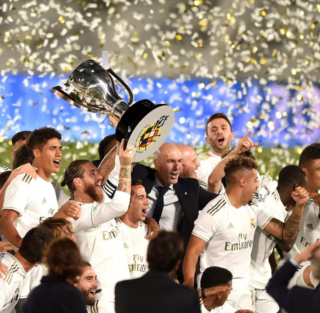 Real Madrids Kapitän Sergio Ramos hebt den Pokal am Nachthimmel, nachdem er Villarreal besiegt hat