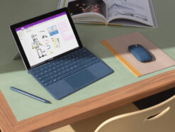Microsoft-Laptops auf einem Desktop mit Windows