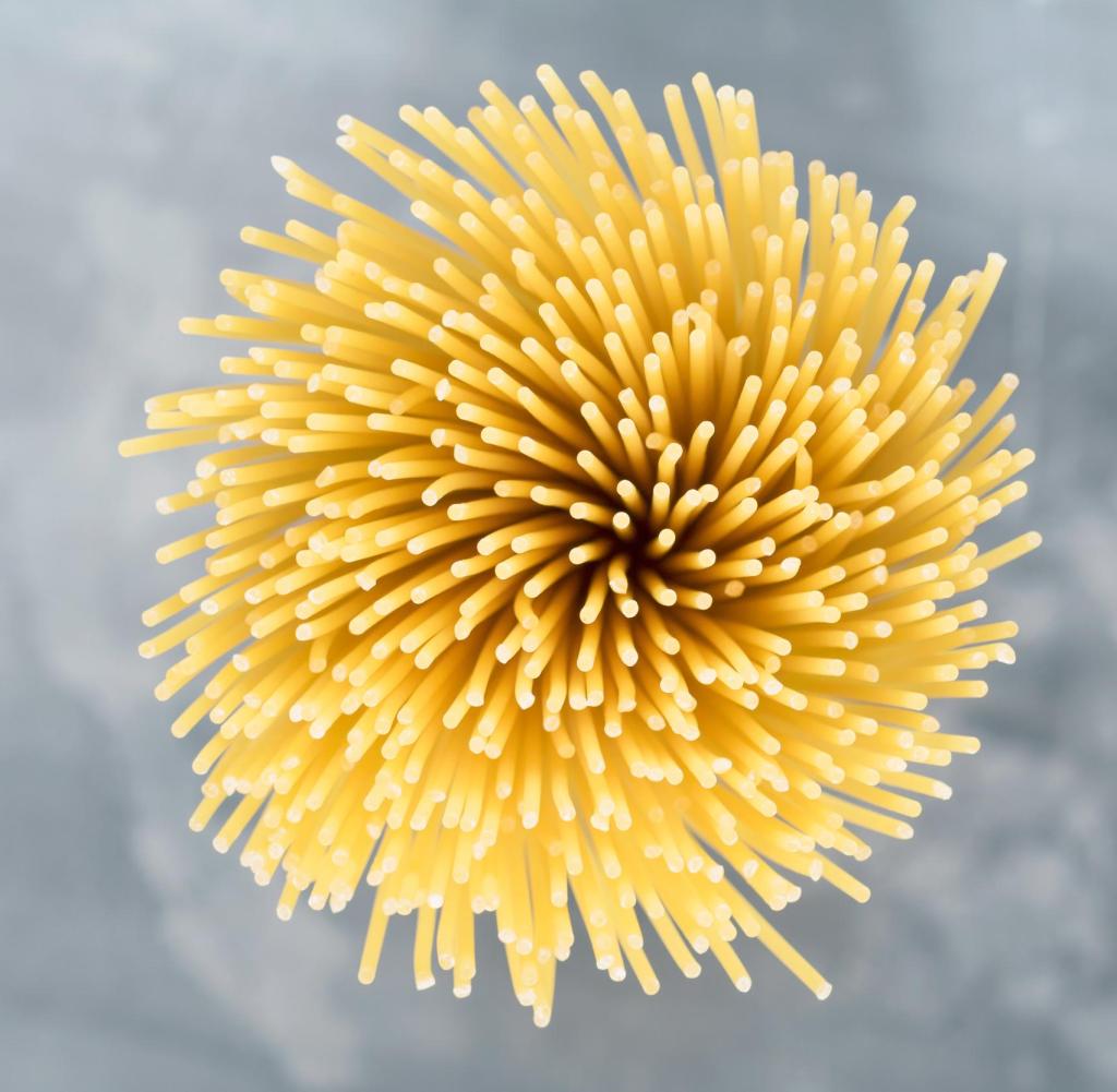 Draufsicht der italienischen Spaghetti auf grauem Hintergrund