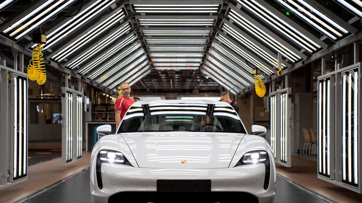 Photo of Porsche Taycan: Führungskräfte von Tesla lachen jetzt über Sportwagen-Updates – „Ist es der Witz des Tages?“