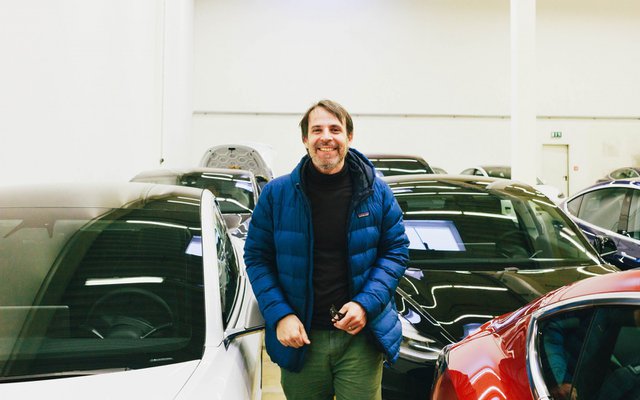 Der ehemalige BMW Fahrer Höllmüller baut seinen Tesla zusammen.