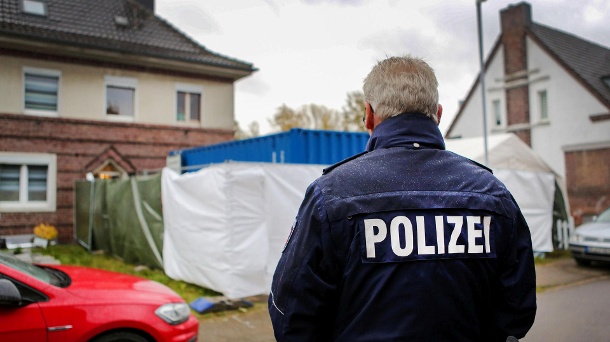Polizist vor einem Haus in Alsdorf: In diesem Fall wurden mehr als 30.000 Spuren online identifiziert.  (Quelle: dpa / Dagmar Meyer-Roeger)