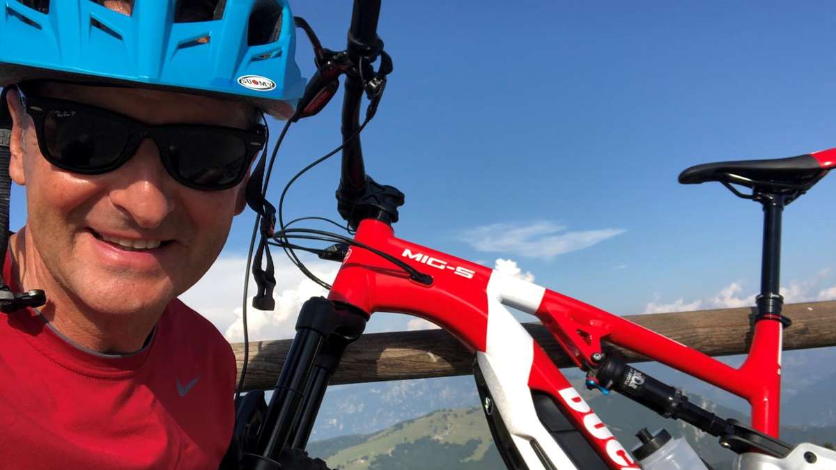 Photo of Boss VW Diess macht Urlaub in einem elektronischen Auto und einem elektronischen Fahrrad: Ein Fotodetail ist verblüffend – „ganz anders als das Werbefoto“