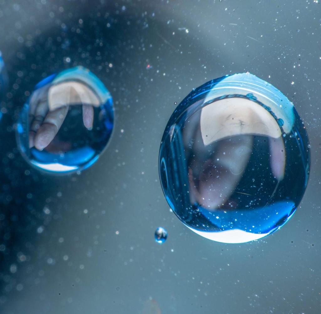 die Struktur kleiner Tröpfchen im Glas vom Regen Getty ImagesGetty Images