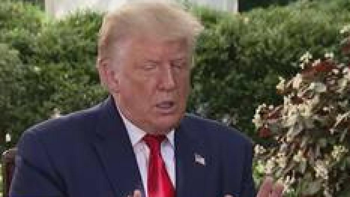 Seltsame Szene: Donald Trump wiederholt fünf Worte vor dem überraschten Reporter

