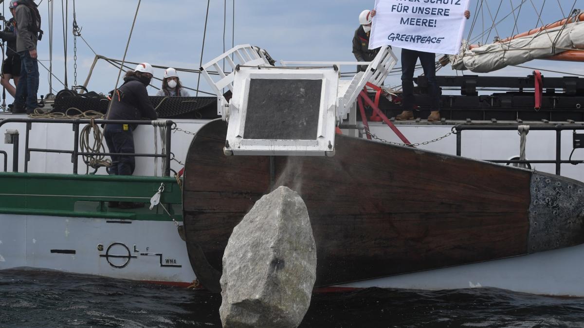 Rügen: Greenpeace versenkt trotz des Verbots weiterhin Steine ​​ins Meer