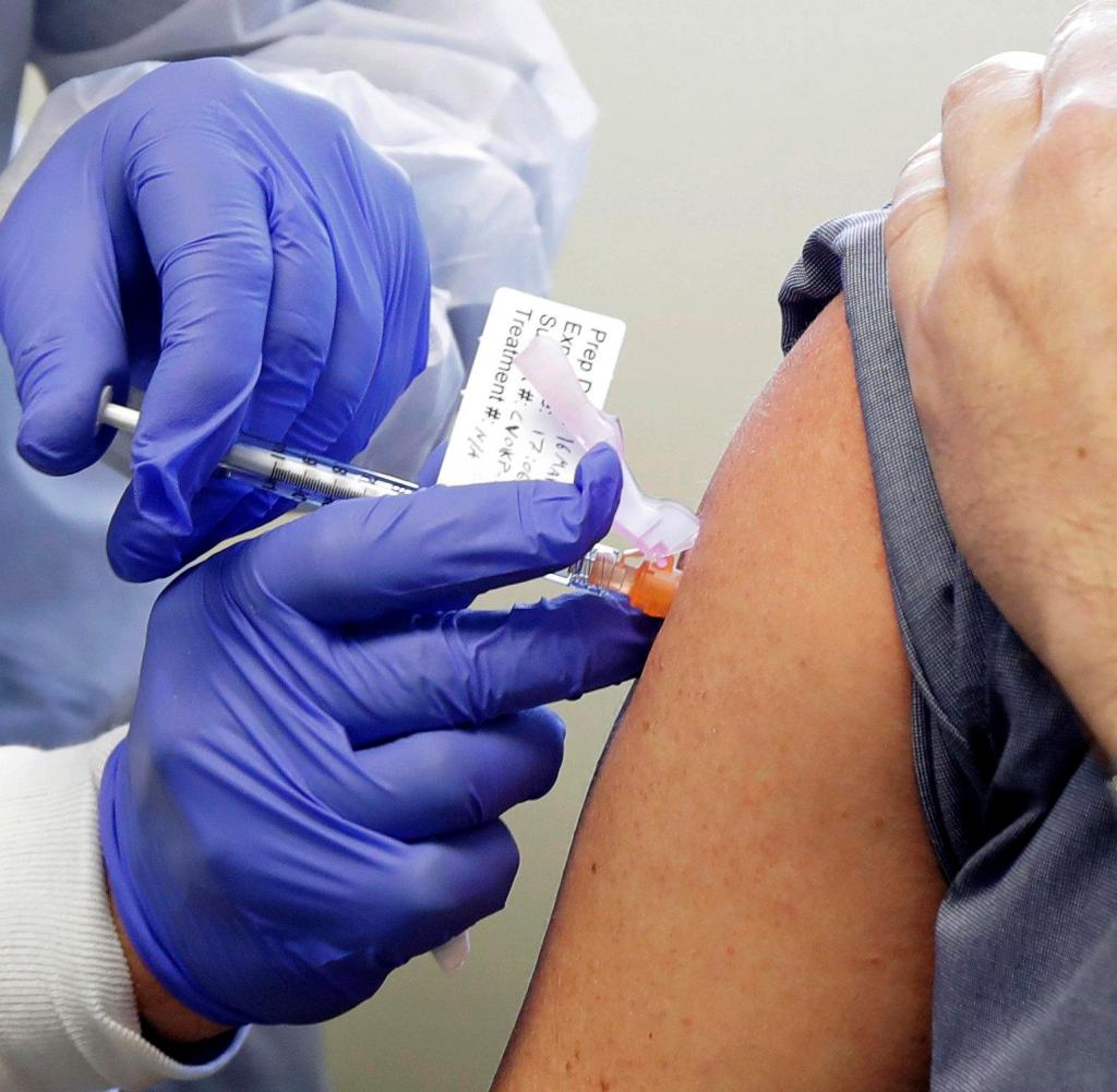 Ein Teilnehmer an einem modernen Impfstofftest erhält in Seattle eine Injektion